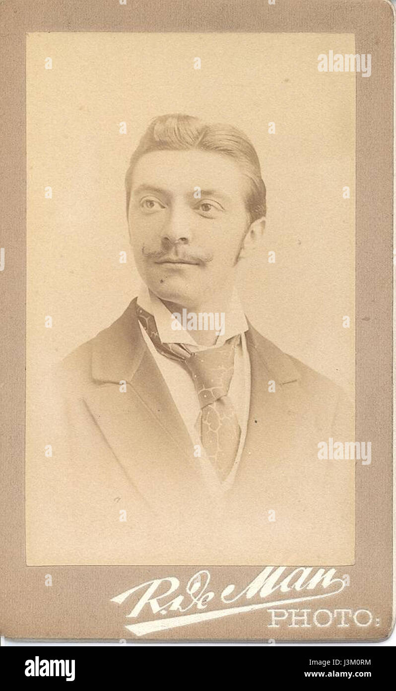 Henri van Dievoet è stato un architetto belga, noto per i suoi contributi all'architettura dei primi anni del XX secolo. Il suo lavoro riflette lo stile architettonico e l'estetica del tempo, spesso mescolando tradizione e modernismo. Foto Stock