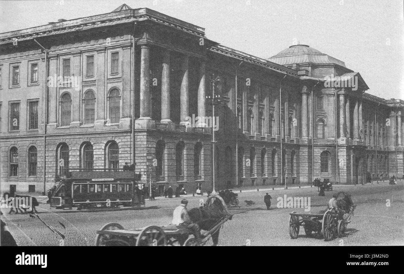 Questa immagine del 1903 raffigura un horsetram, una forma di trasporto pubblico trainato da cavalli, fuori dall'Accademia delle Arti di San Pietroburgo, Russia, che rappresenta i sistemi di trasporto dei primi anni del XX secolo. Foto Stock