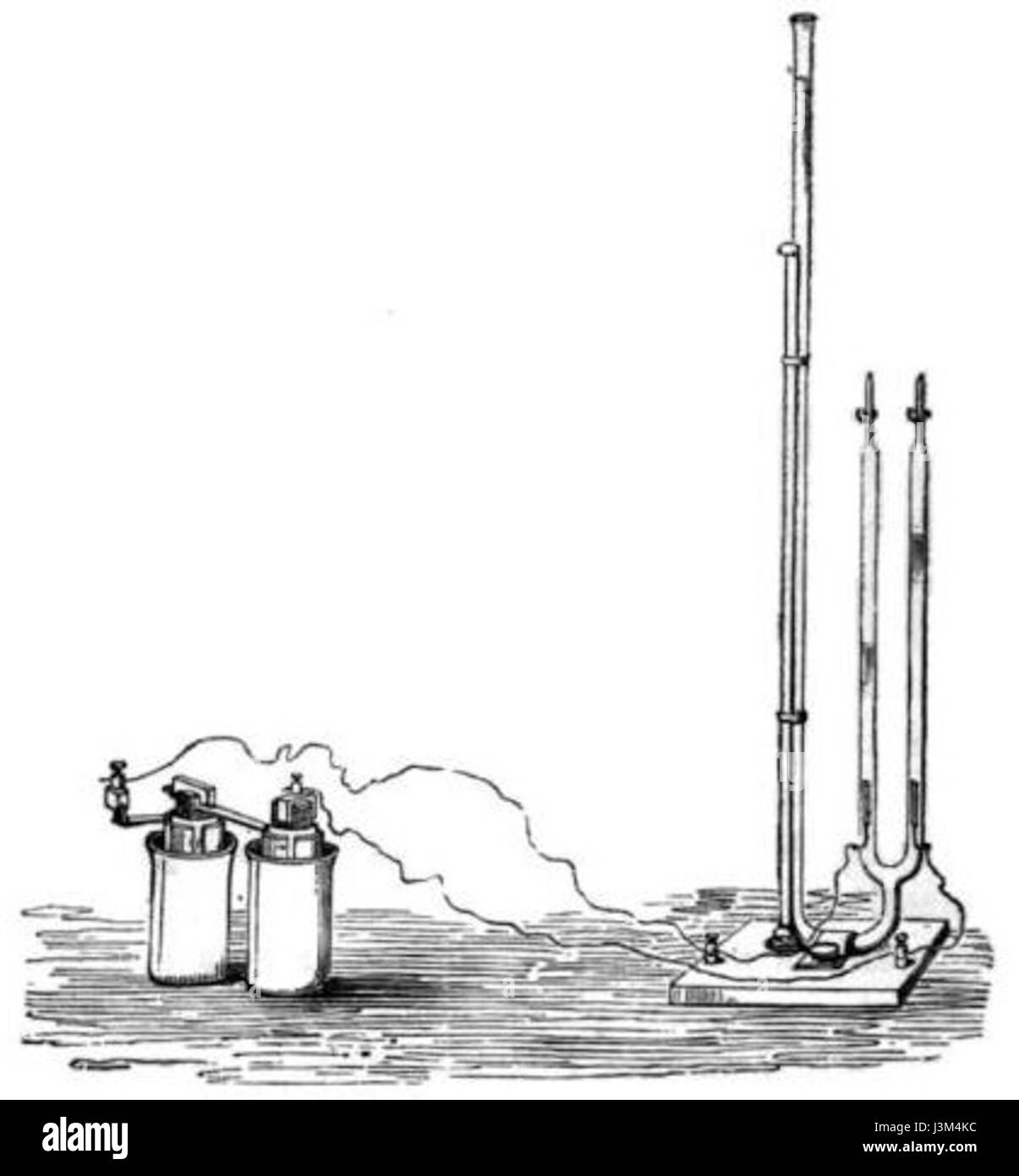 Il voltametro di Hofmann, inventato nel 1866 da August Wilhelm von Hofmann, è un apparecchio utilizzato negli esperimenti di elettrolisi per dimostrare la decomposizione dell'acqua in idrogeno e gas di ossigeno. È uno strumento significativo nella storia dell'elettrochimica e rimane un simbolo della prima scienza sperimentale nel campo. Foto Stock