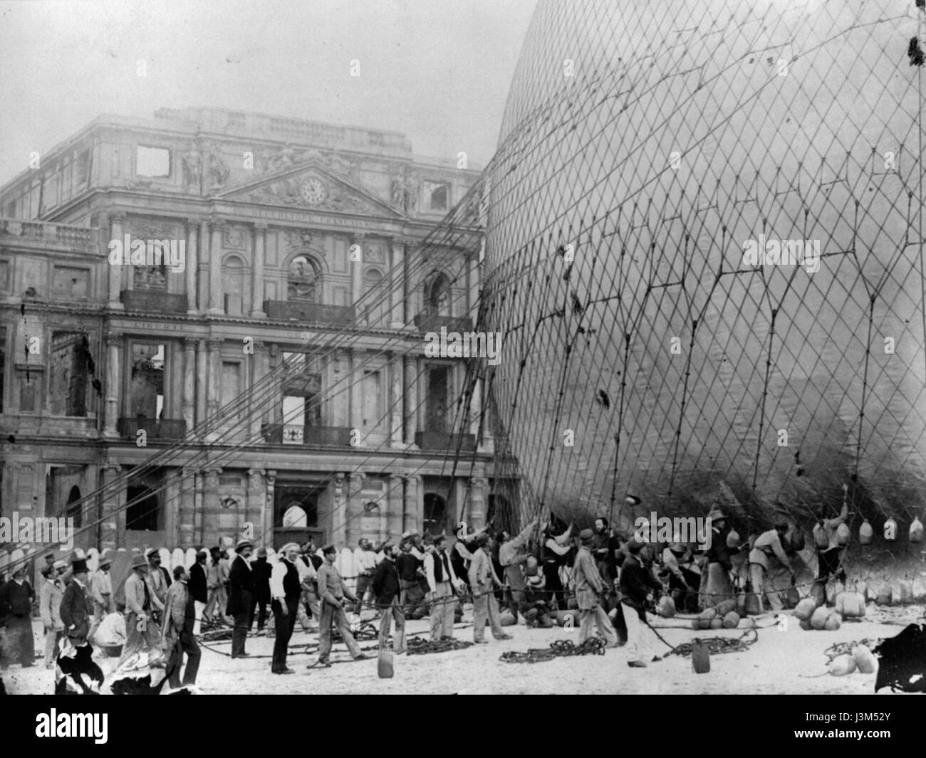 Nel 1878, il pallone aerostatico di Henri Giffard, un primo dirigibile, fu preparato per la salita alle Tuileries di Parigi, mostrando i primi sviluppi nell'aviazione e l'uso di palloni ad aria calda per la sperimentazione. Foto Stock