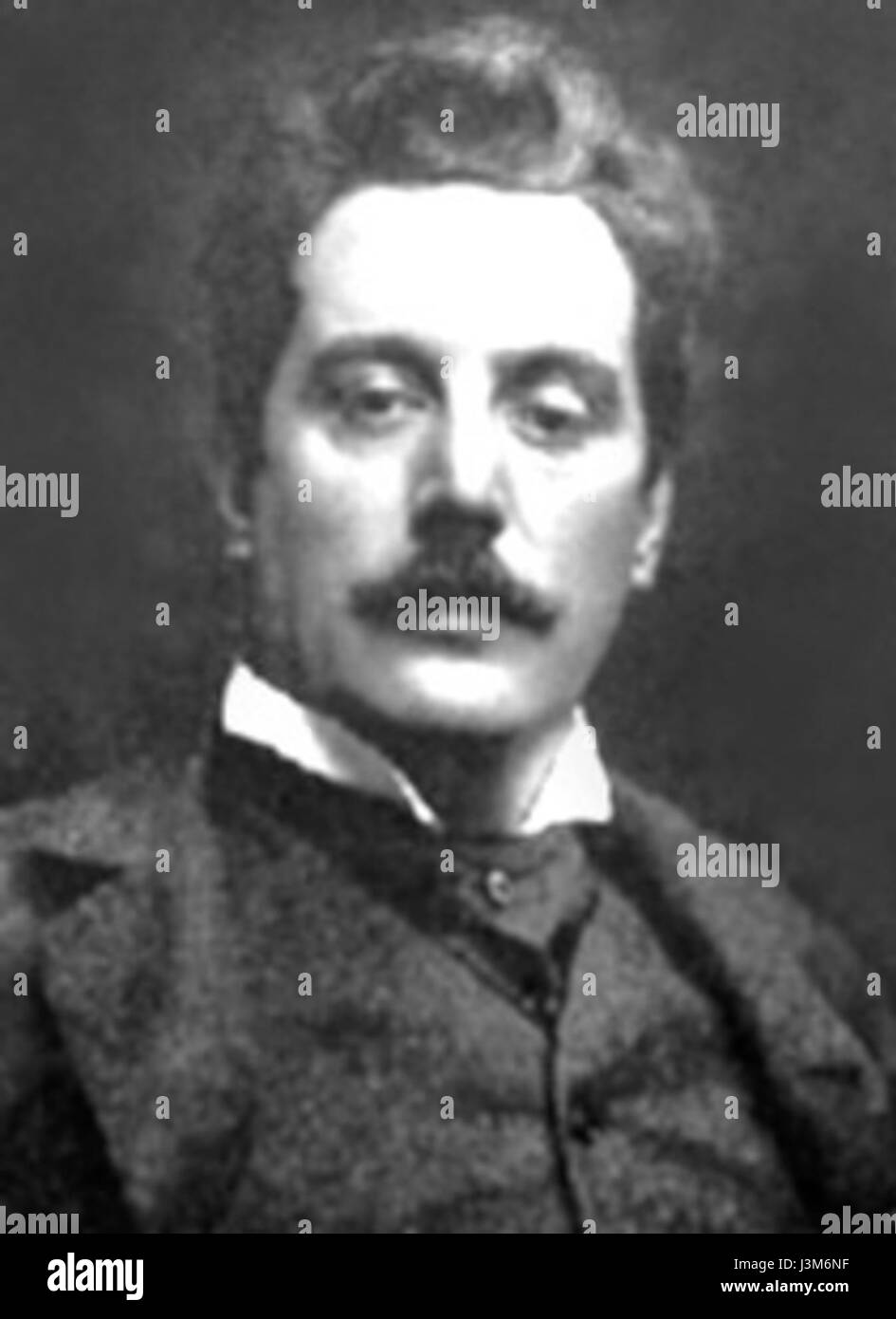 Giacomo Puccini, un iconico compositore italiano, è meglio conosciuto per le sue opere, come "la BohÃ¨me" e "Tosca". Questo ritratto riflette il suo status di figura importante nella musica classica e nella storia dell'opera. Foto Stock