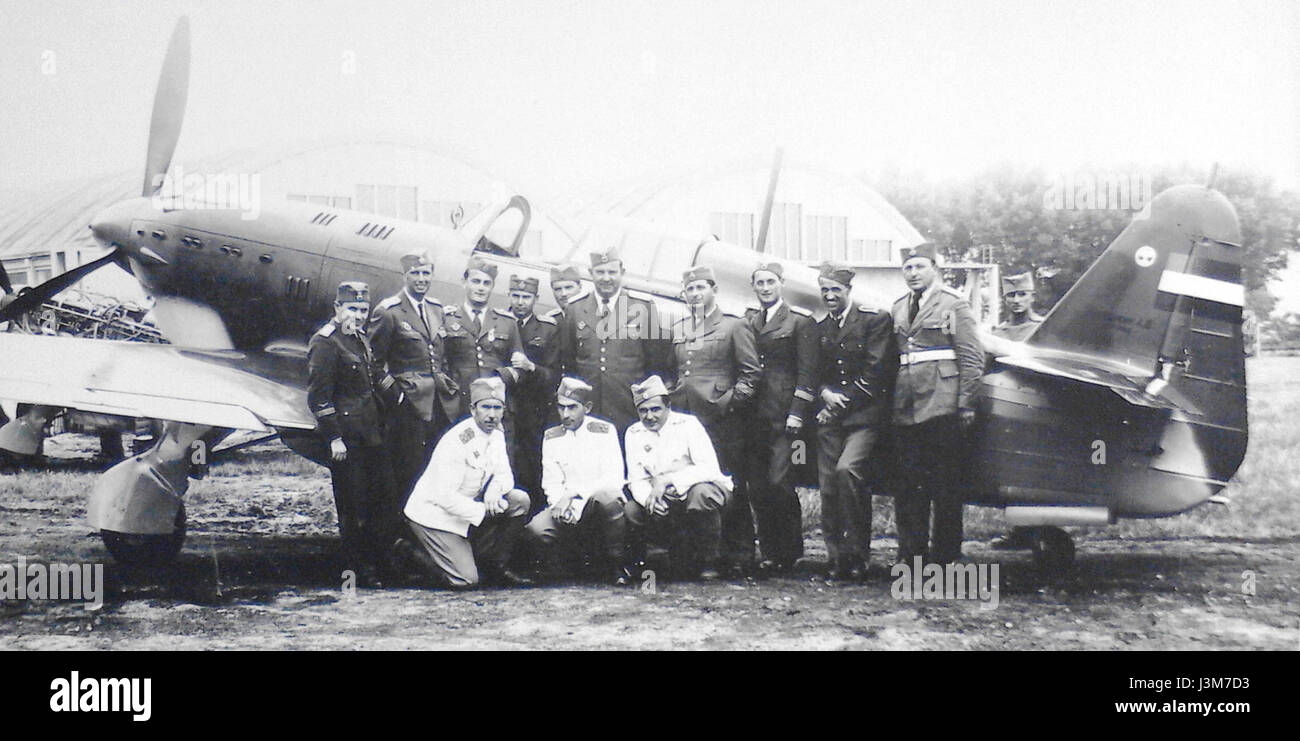 IK 3 piloti si riferisce a un gruppo di piloti, eventualmente associati a uno specifico squadrone aereo o gruppo di aviazione. Potrebbe riguardare un contesto storico o moderno dell'aviazione militare o civile. Foto Stock