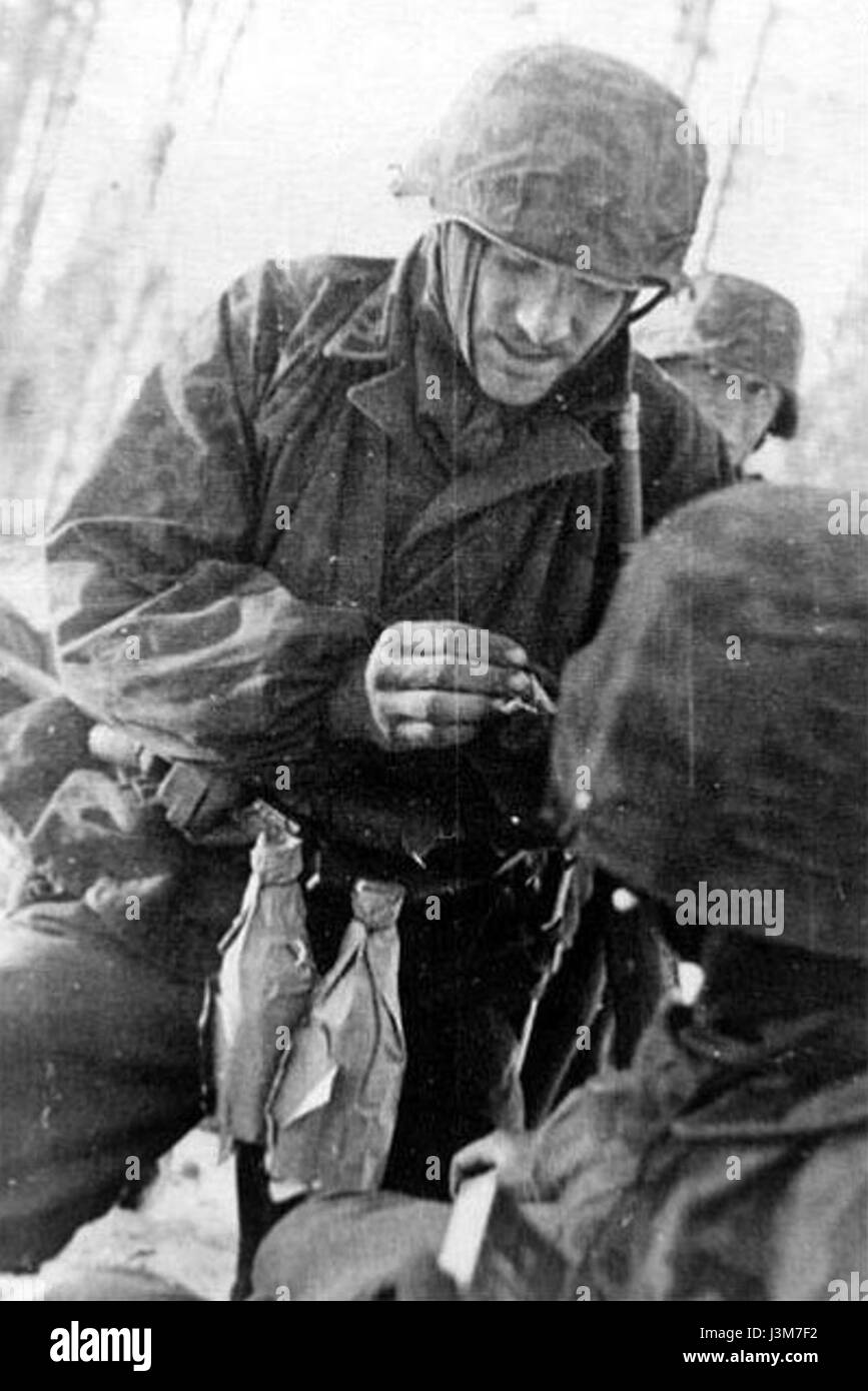 Questa immagine raffigura un soldato tedesco durante la seconda guerra mondiale, probabilmente con un cocktail Molotov, un'arma usata durante il conflitto per sabotaggio. La scena rappresenta la resistenza in tempo di guerra e le tattiche comunemente utilizzate nella guerra urbana. Foto Stock