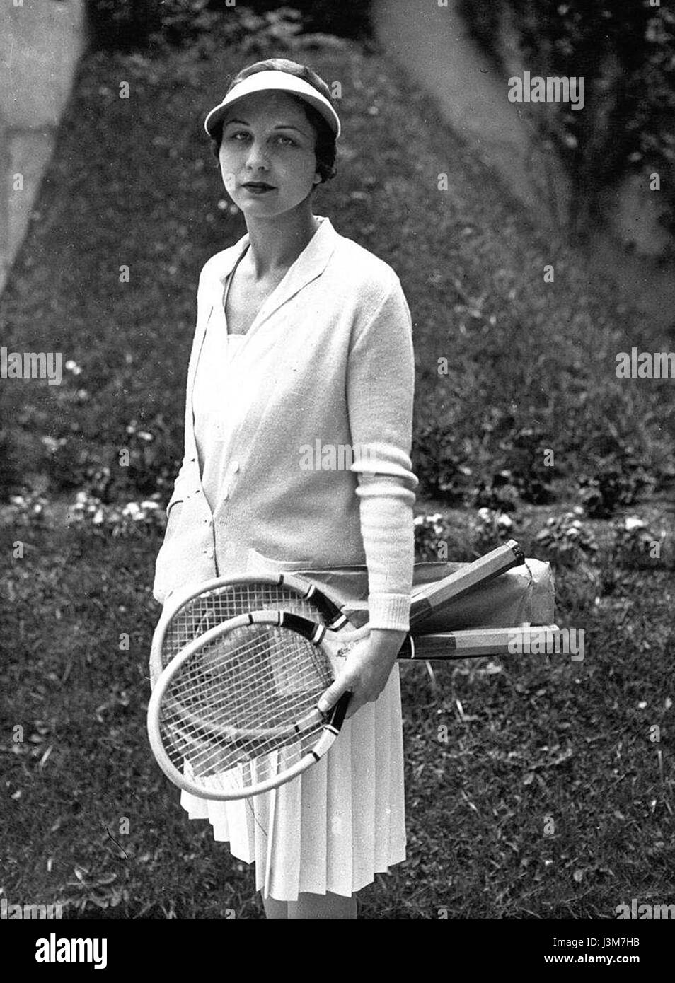 Helen Wills Moody, un'importante tennista americana, ha ottenuto un notevole successo nella stagione 1932, consolidando la sua posizione di uno dei migliori atleti dello sport. Nota per la sua forza e determinazione, ha dominato il tennis femminile durante la sua carriera, vincendo numerosi titoli del grande Slam e ispirando le future generazioni di atleti. Foto Stock