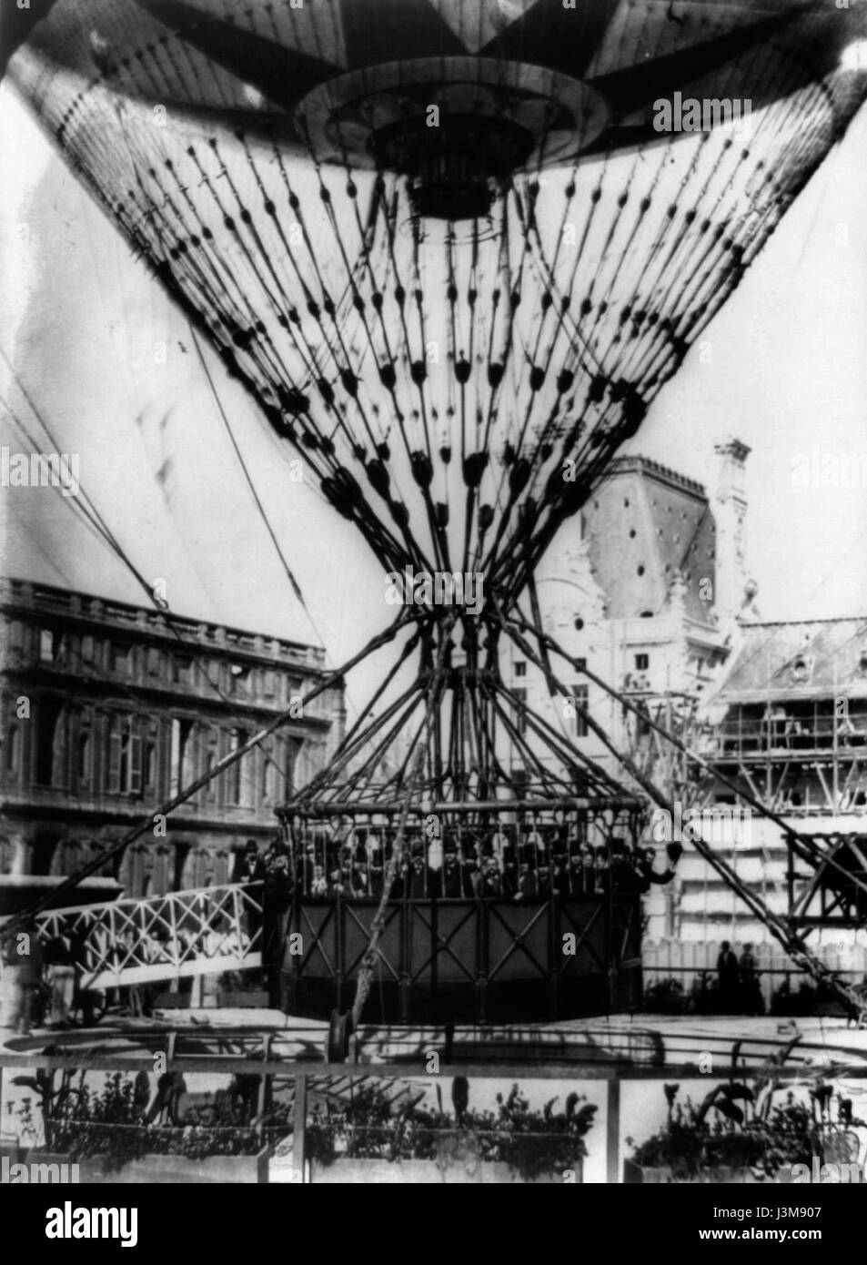 La gondola della mongolfiera di Henri Giffard, esposta alle Tuileries di Parigi nel 1878, mostra i primi progressi nella tecnologia delle mongolfiere durante la fine del XIX secolo. Il pallone di Giffard fu uno dei primi a dimostrare il volo controllato. Foto Stock