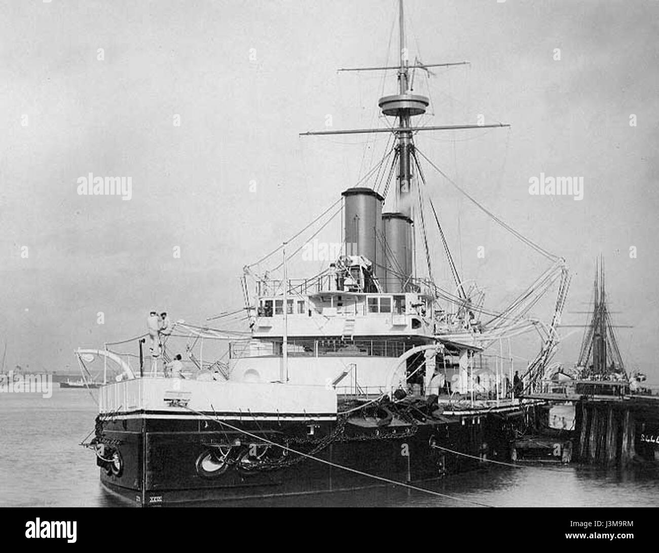 La HMS Dreadnought fu una nave da battaglia rivoluzionaria varata nel 1875, rappresentando un importante passo avanti nella tecnologia navale. Era conosciuta per la sua propulsione a vapore e il potente armamento, che stabilirono lo standard per le navi da battaglia del suo tempo. La nave giocò un ruolo cruciale nella storia navale, influenzando i progetti futuri delle navi da guerra e le tattiche navali. Foto Stock