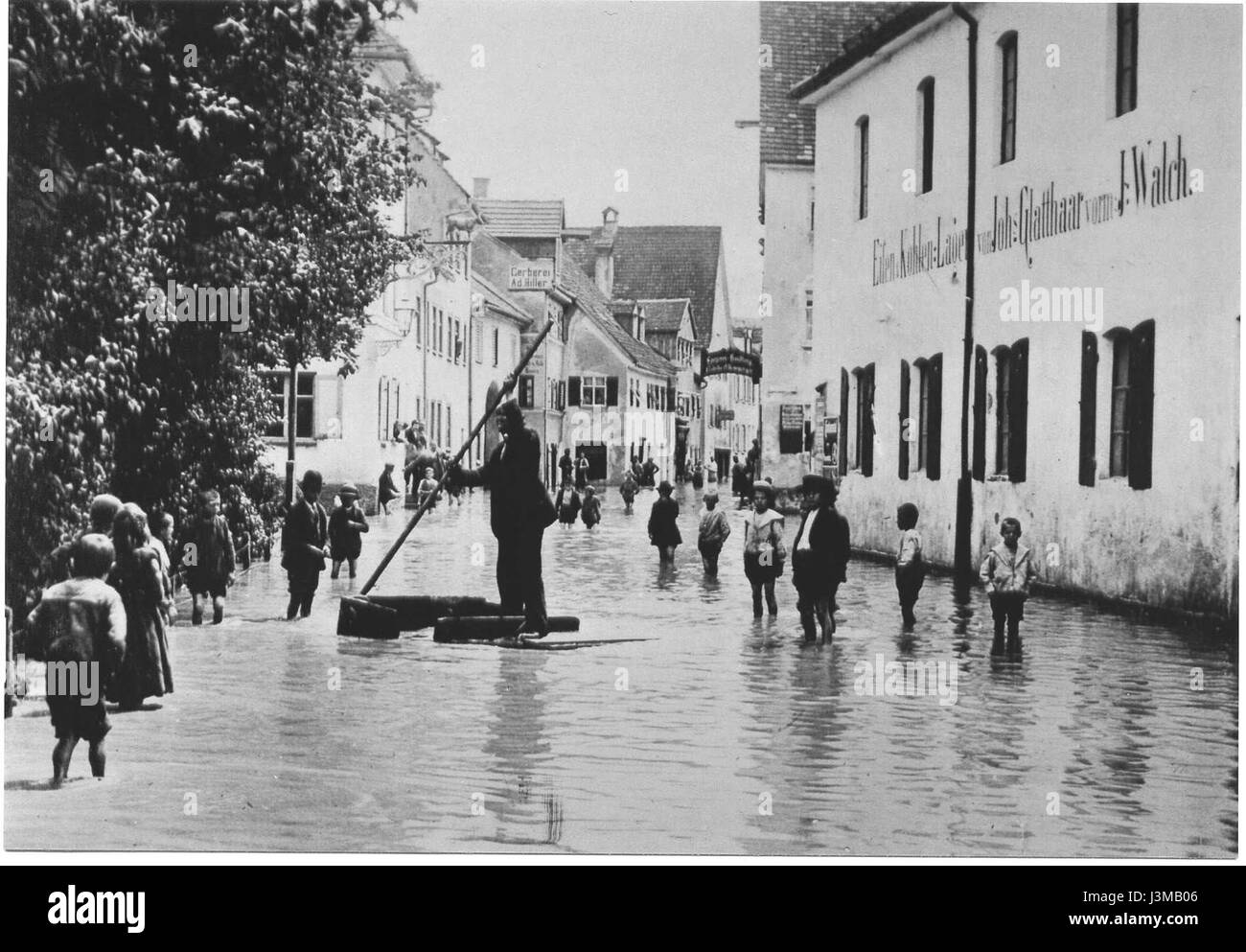 Hochwasser Kempten 1910 si riferisce al significativo evento di inondazione avvenuto a Kempten, in Germania, nel 1910. L'evento ha causato notevoli danni alle infrastrutture locali e alla comunità, portando alla documentazione storica e agli studi sulla gestione delle inondazioni. Foto Stock