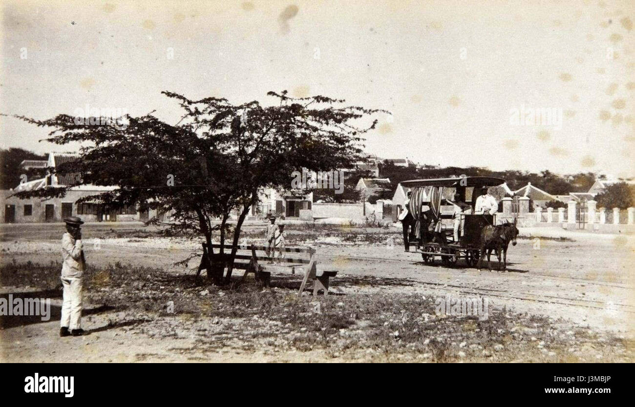 Questa immagine mostra la stazione del tram trainata da cavalli tra i quartieri di Scharloo e Piermaai a Willemstad, CuraÃ§ao. Il tram era una delle prime forme di trasporto in città durante il periodo coloniale. Foto Stock