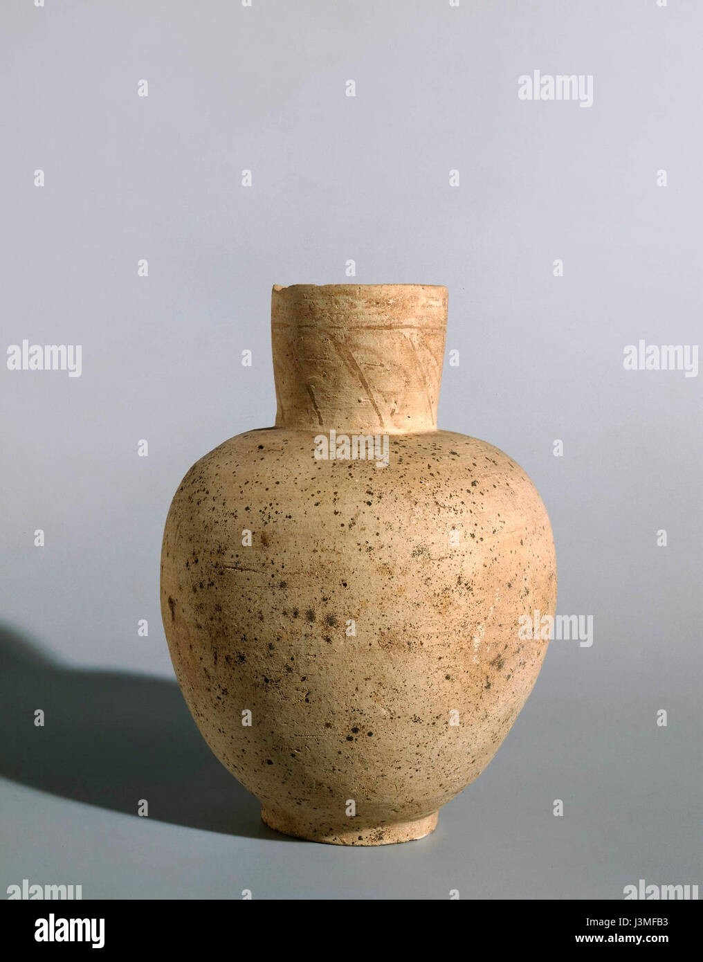 Il "Gulla", una tradizionale imbarcazione nubiana, è un contenitore finemente realizzato utilizzato per contenere e trasportare l'acqua. Questo esempio è stato realizzato in un laboratorio nubiano, che mostra l'artigianato e il patrimonio culturale unici della regione in oggetti di uso quotidiano. Foto Stock