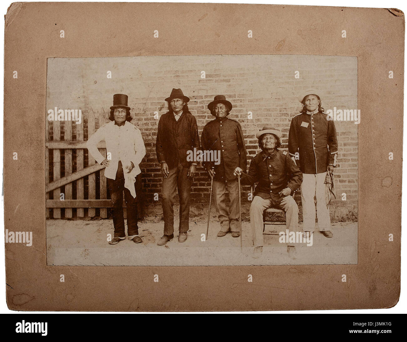 Questa fotografia storica mostra Geronimo e altri prigionieri di guerra Apache a Mount Vernon Barracks, Alabama, intorno al 1890. L'immagine riflette un momento significativo nella storia degli Stati Uniti per quanto riguarda la prigionia dei nativi americani. Foto Stock
