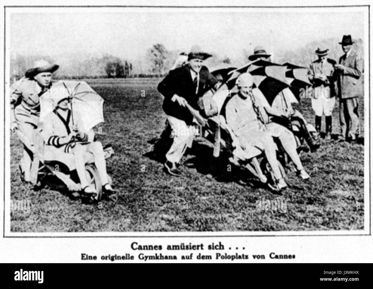 Gymkhana 1929 a Cannes si riferisce a un evento o competizione tenutosi a Cannes nel 1929, che probabilmente coinvolge sport equestri o una serie di gare ad ostacoli, che erano comuni negli eventi gymkhana di quel periodo. Questo evento è stato probabilmente parte della scena sociale di Cannes, attirando l'attenzione dell'élite e degli appassionati di sport. Foto Stock