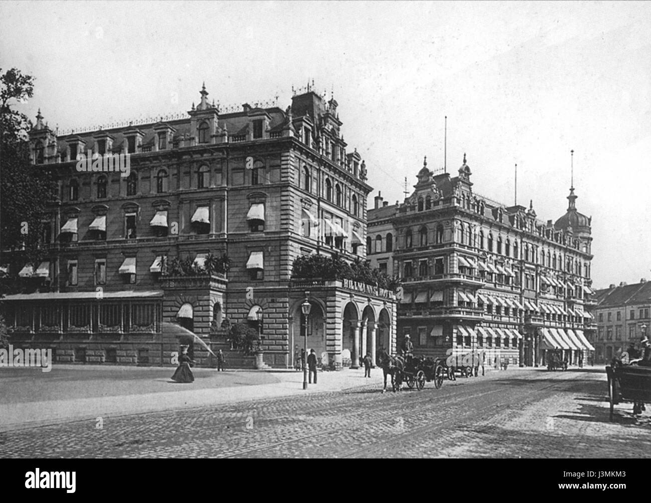 Una fotografia storica dell'Hillmann Hotel Herdentor a Brema, Germania, scattata intorno al 1900, che ne evidenzia le caratteristiche architettoniche. Foto Stock