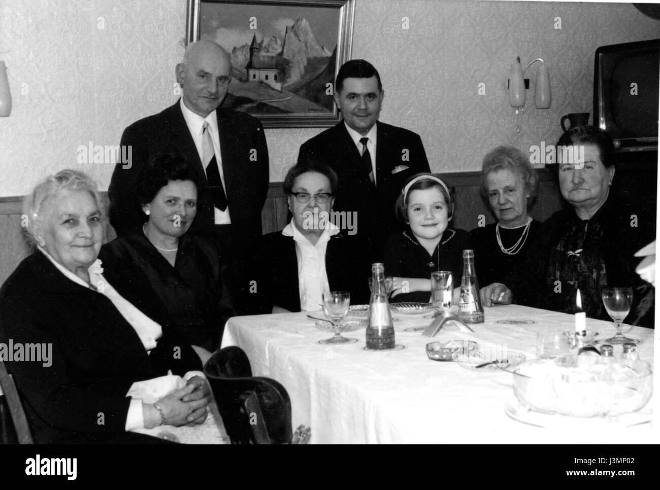 Questa fotografia di gruppo dei primi anni del XIX secolo cattura un momento nella storia, mostrando individui vestiti con abiti d'epoca. Fornisce uno sguardo alle norme sociali e culturali del tempo, con attenzione all'abbigliamento, alle pose e all'ambientazione. Foto Stock