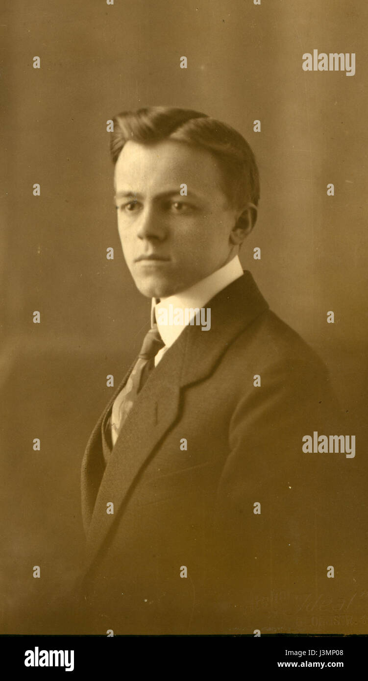 Una fotografia di gruppo dei primi anni del XIX secolo cattura un momento storico nel tempo, mostrando individui vestiti con abiti adatti al periodo. Riflette le dinamiche sociali e le tendenze della moda dei primi anni '1800 Foto Stock