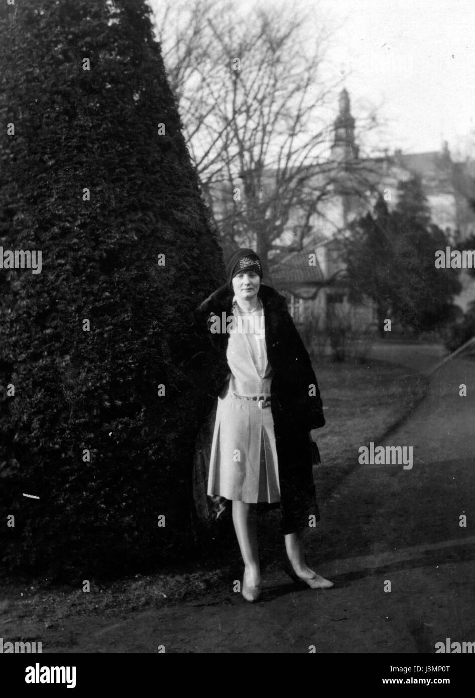 Una foto di gruppo dei primi anni del XIX secolo, che cattura individui in abiti formali tipici del periodo. Questa fotografia fornisce informazioni sulla moda e sulle norme sociali dei primi anni '1800 Foto Stock