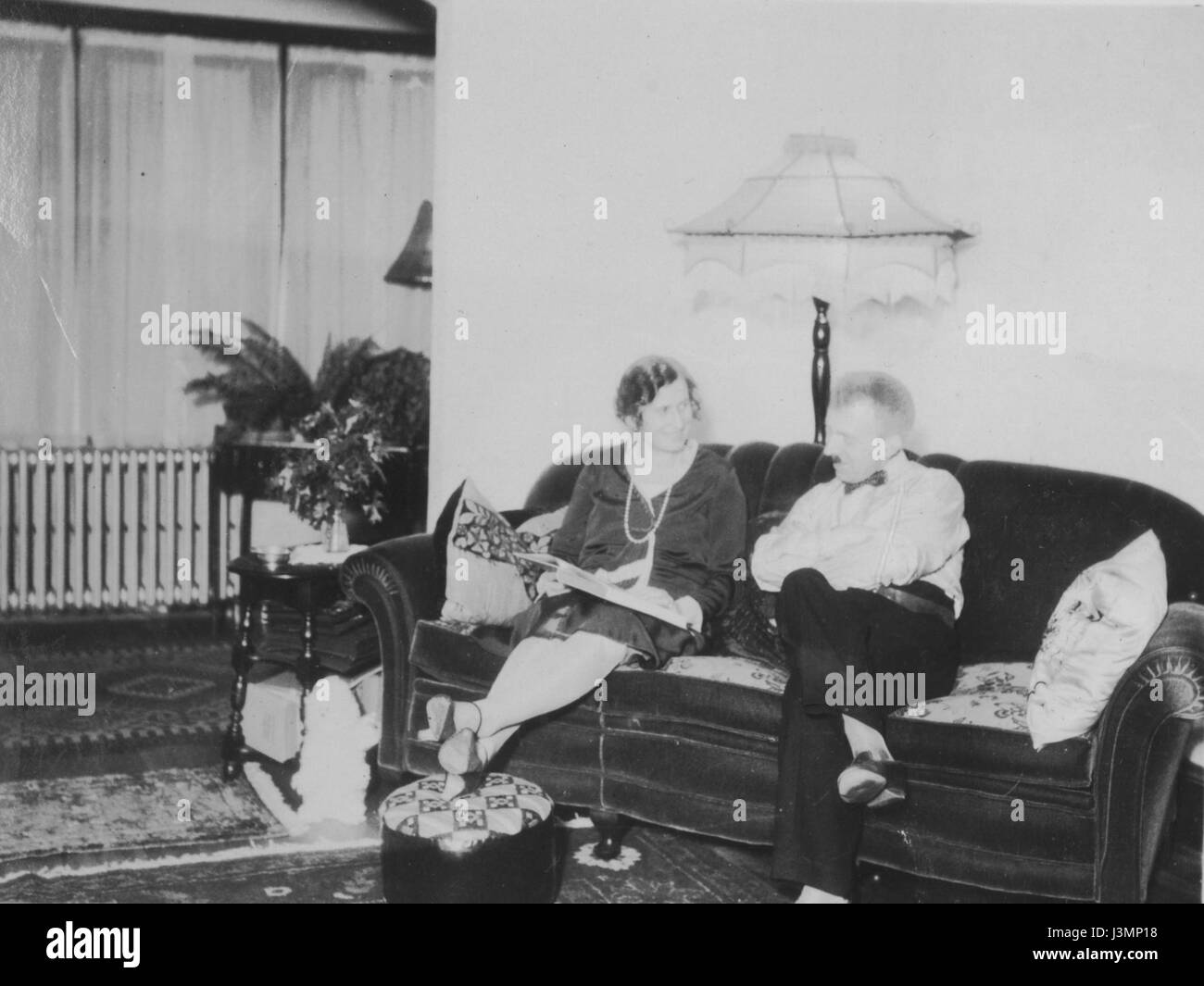 Una fotografia di gruppo dei primi anni del XIX secolo cattura un momento nel tempo, mostrando la moda e le dinamiche sociali del periodo. Gli individui nell'immagine sono vestiti con abiti tipici per l'epoca, offrendo uno sguardo ai costumi e alla vita quotidiana dei primi anni '1800 Foto Stock