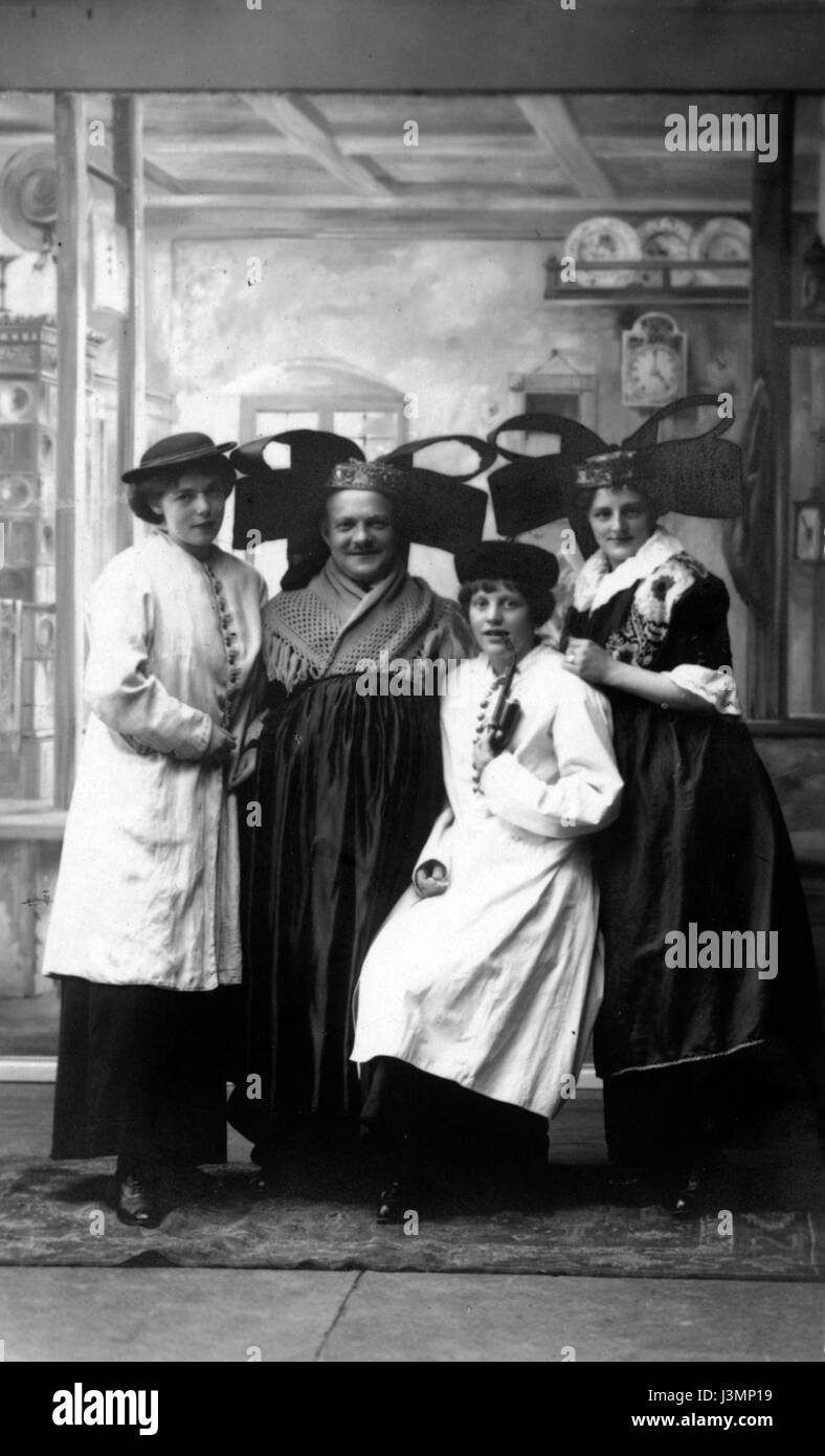 Una foto di gruppo scattata all'inizio del XIX secolo, raffigurante individui di quel periodo. Offre una registrazione visiva delle persone e della moda dei primi anni '1800, fornendo una visione degli aspetti sociali e culturali dell'epoca. Foto Stock Una foto di gruppo scattata all'inizio del XIX secolo, raffigurante individui di quel periodo. Offre una registrazione visiva delle persone e della moda dei primi anni '1800, fornendo una visione degli aspetti sociali e culturali dell'epoca. Foto Stock
