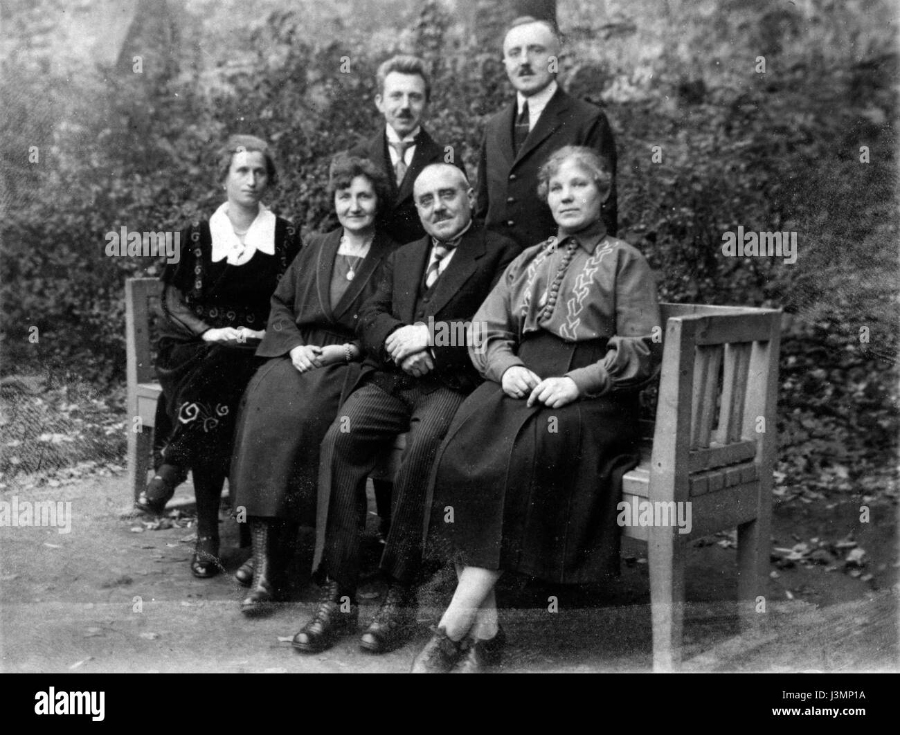Questa foto di gruppo dell'inizio del XIX secolo cattura un momento nel tempo, offrendo uno sguardo sull'abbigliamento, la struttura sociale e la vita collettiva del periodo. Tali fotografie sono preziose per studiare le tendenze storiche della moda, delle riunioni sociali e della fotografia di ritratti dei primi anni '1800, riflettendo l'estetica e i costumi del tempo. Foto Stock