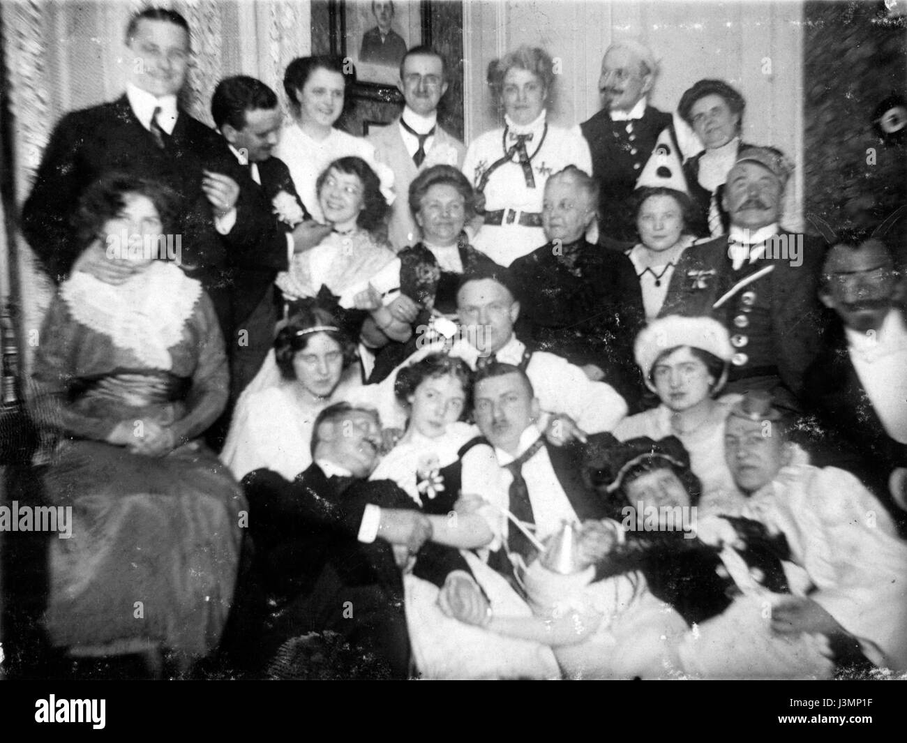 Questa fotografia di gruppo dei primi anni del XIX secolo cattura un raduno di individui, possibilmente di uno specifico gruppo sociale o politico. Fornisce una visione storica dell'abbigliamento sociale e delle dinamiche di gruppo durante quel periodo. Foto Stock