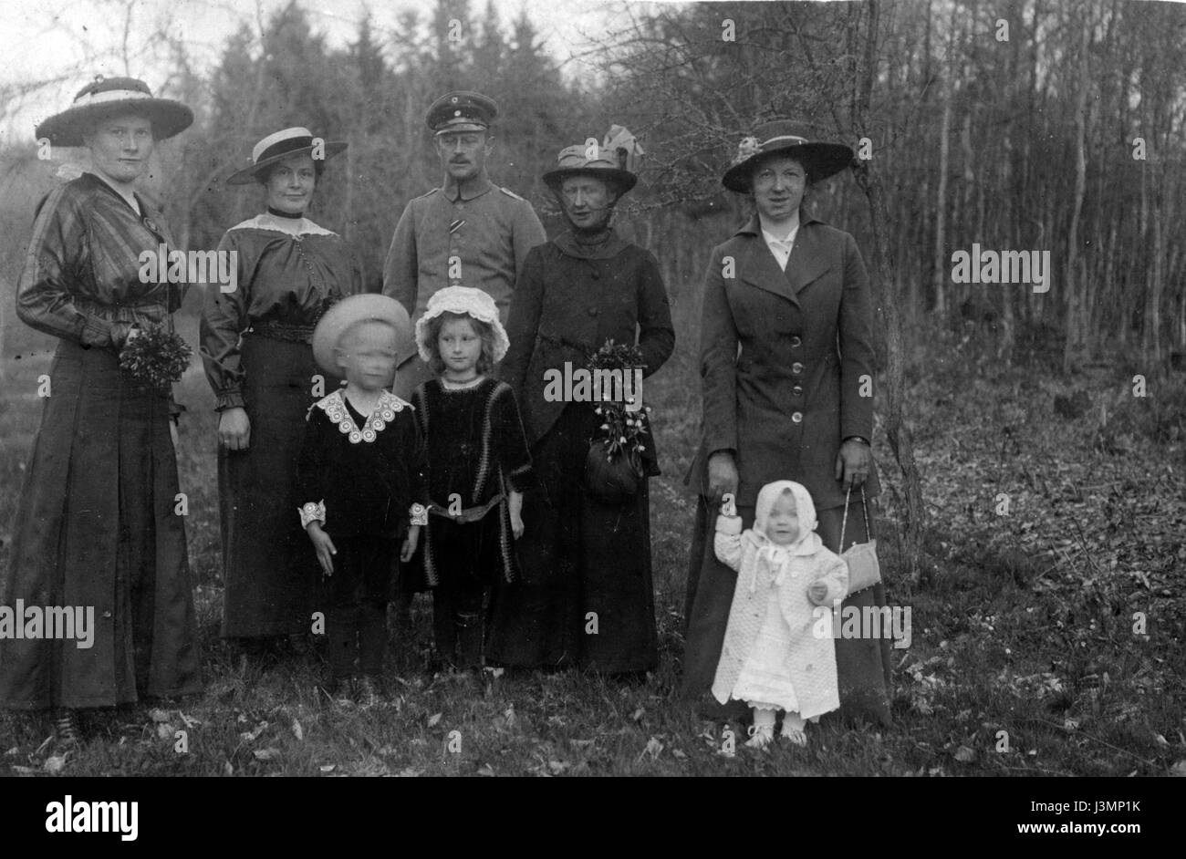 Questo titolo si riferisce ad una foto di gruppo scattata all'inizio del XIX secolo, probabilmente degli anni '1830 La foto probabilmente cattura un gruppo storico di individui, offrendo informazioni sulla moda, la cultura e le persone di quel periodo. Foto Stock