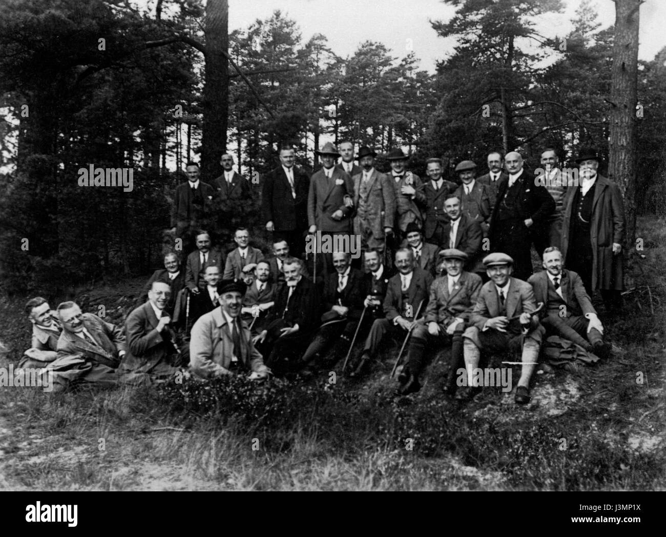 Questa immagine raffigura una foto di gruppo dell'inizio del XIX secolo, che cattura individui di quell'epoca. Offre uno sguardo sulla moda, le dinamiche sociali e il contesto storico del periodo. Foto Stock