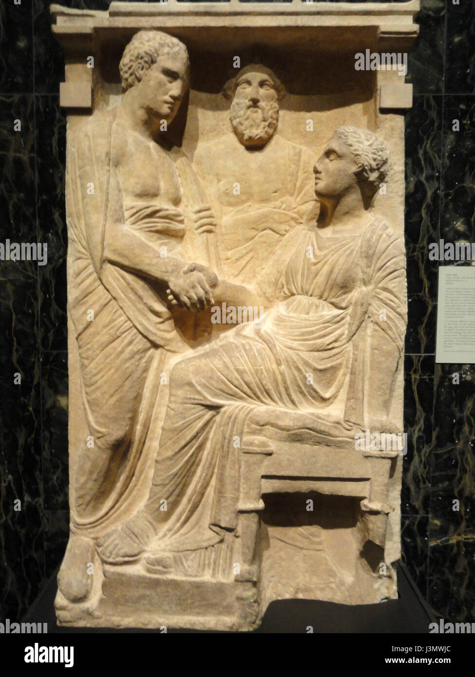 Questa stele funeraria in marmo della metà del IV secolo a.C., probabilmente proveniente dal quartiere vicino ad Atene (Halai), illustra l'antica arte funeraria greca, raffigurante una persona deceduta e i loro lori. Foto Stock