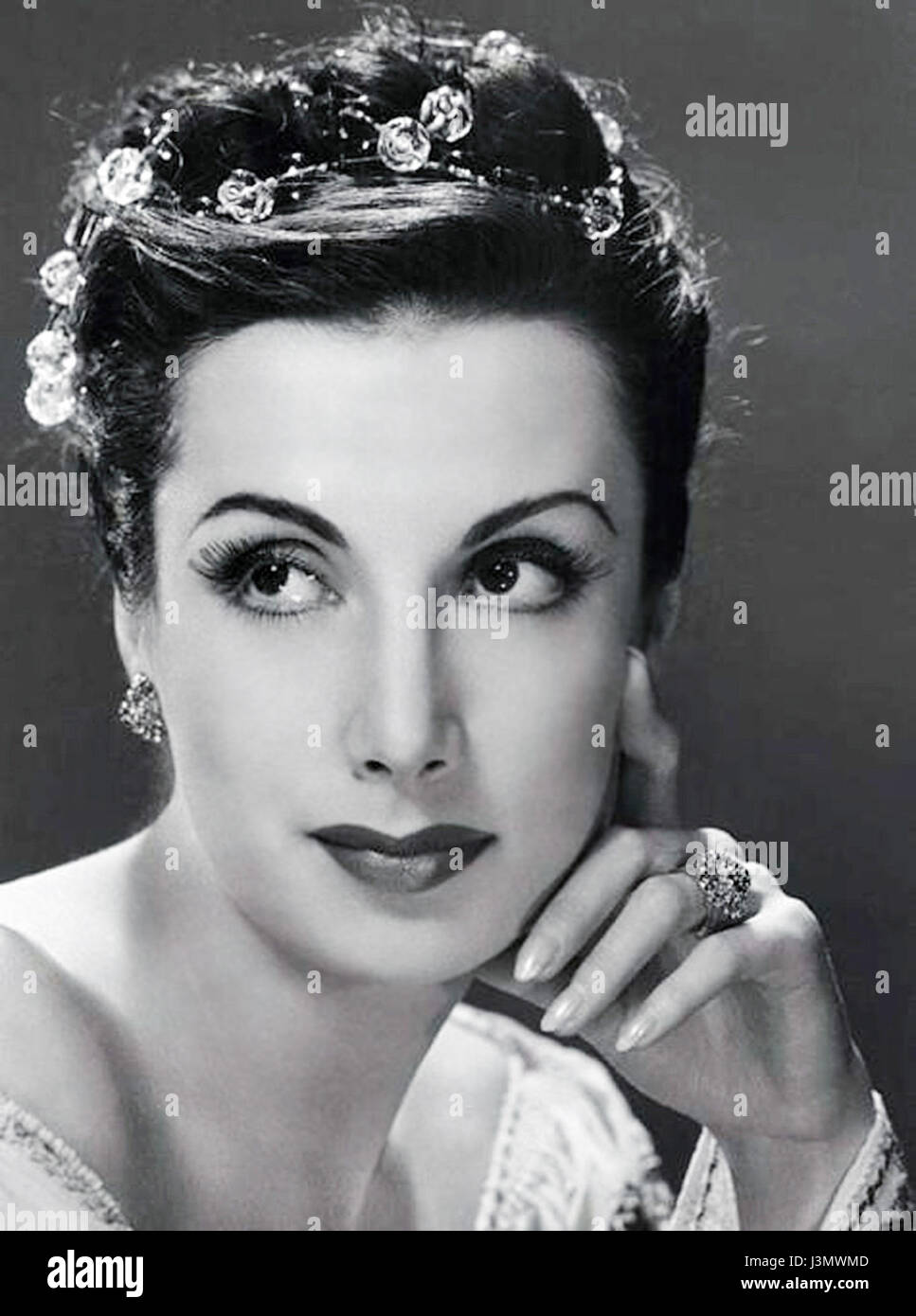 Tamara Toumanova, una ballerina georgiana-americana, ha guadagnato fama negli anni '1940 per le sue esibizioni con le principali compagnie di balletto. Nota per la sua grazia, abilità e abilità espressiva, è diventata una figura iconica nella storia del balletto. Foto Stock