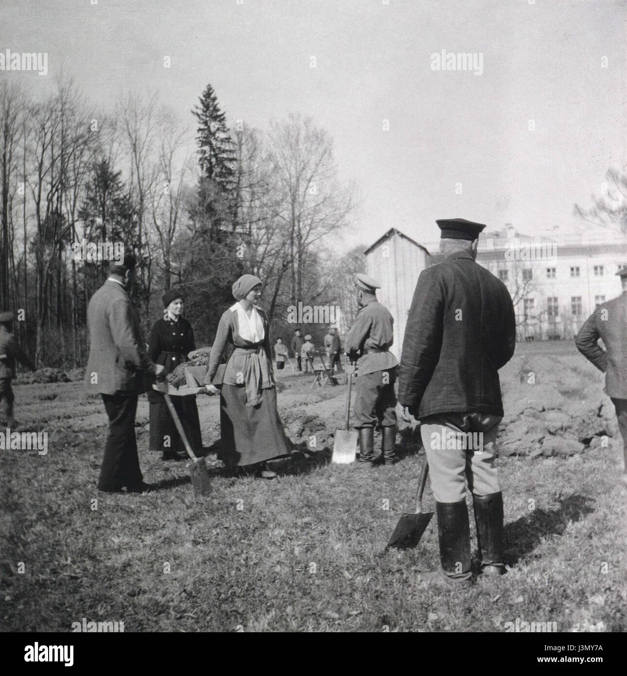 La granduchessa Tatiana portando una figliata di sporcizia durante il confino a Tsarskoe Selo 1917 Foto Stock