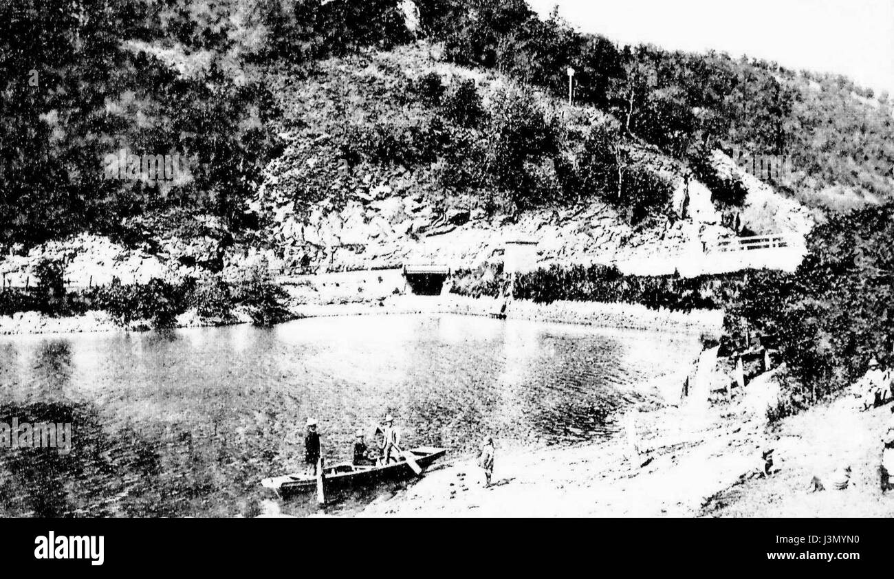 Questa immagine mostra il lago Hamori, un luogo panoramico catturato nel 1903. La fotografia o l'opera d'arte mette in risalto la bellezza naturale e la tranquillità del lago, spesso associata a paesaggi tranquilli e raffigurazioni della natura all'inizio del XX secolo. Foto Stock