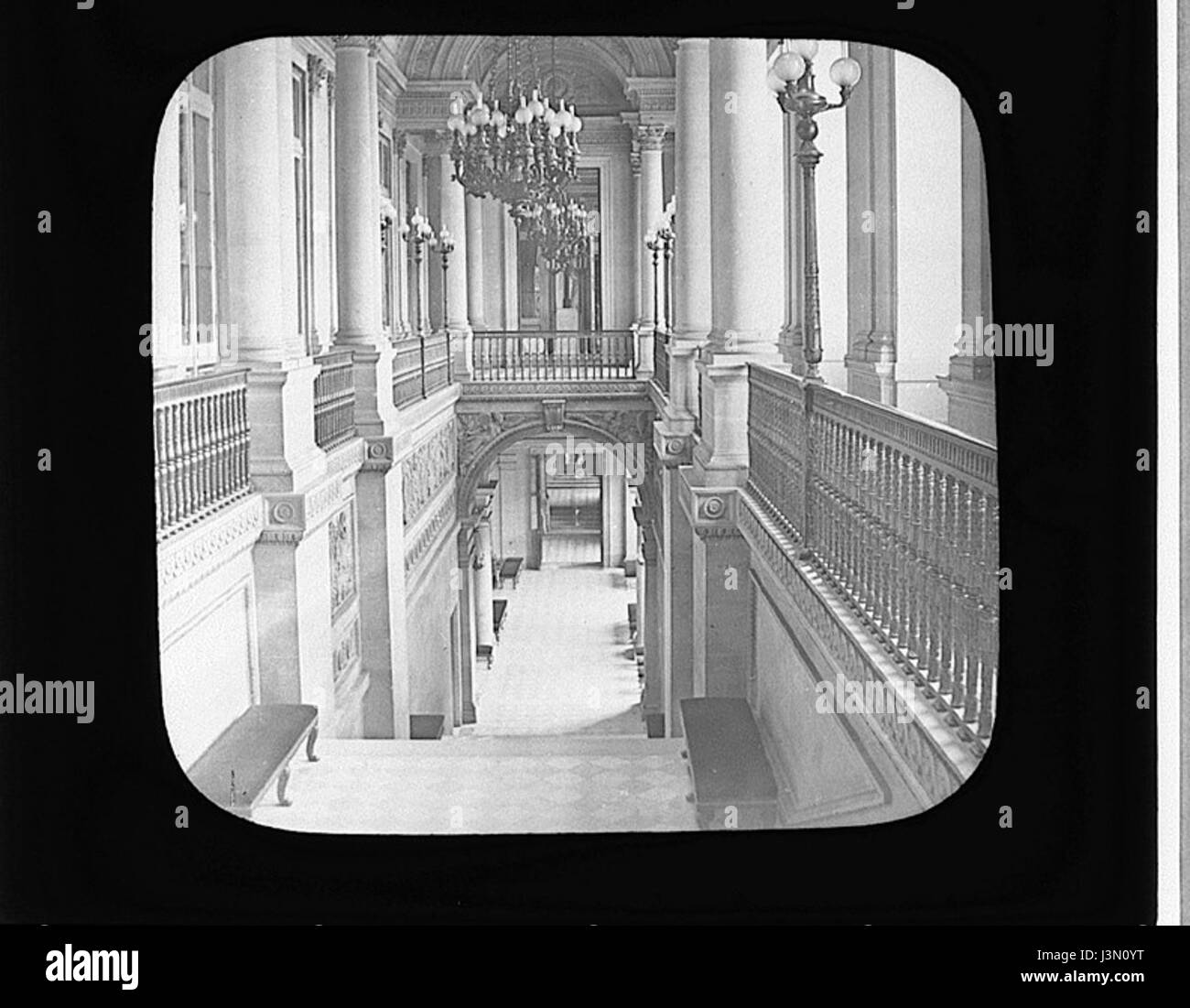 Il Grand Escalier Haut, o Grand Staircase, situato nelle Tuileries, è una caratteristica architettonica significativa. Funge da grande ingresso, progettato con intricati dettagli tipici del design rinascimentale francese, che fornisce accesso al Palazzo delle Tuileries. Foto Stock