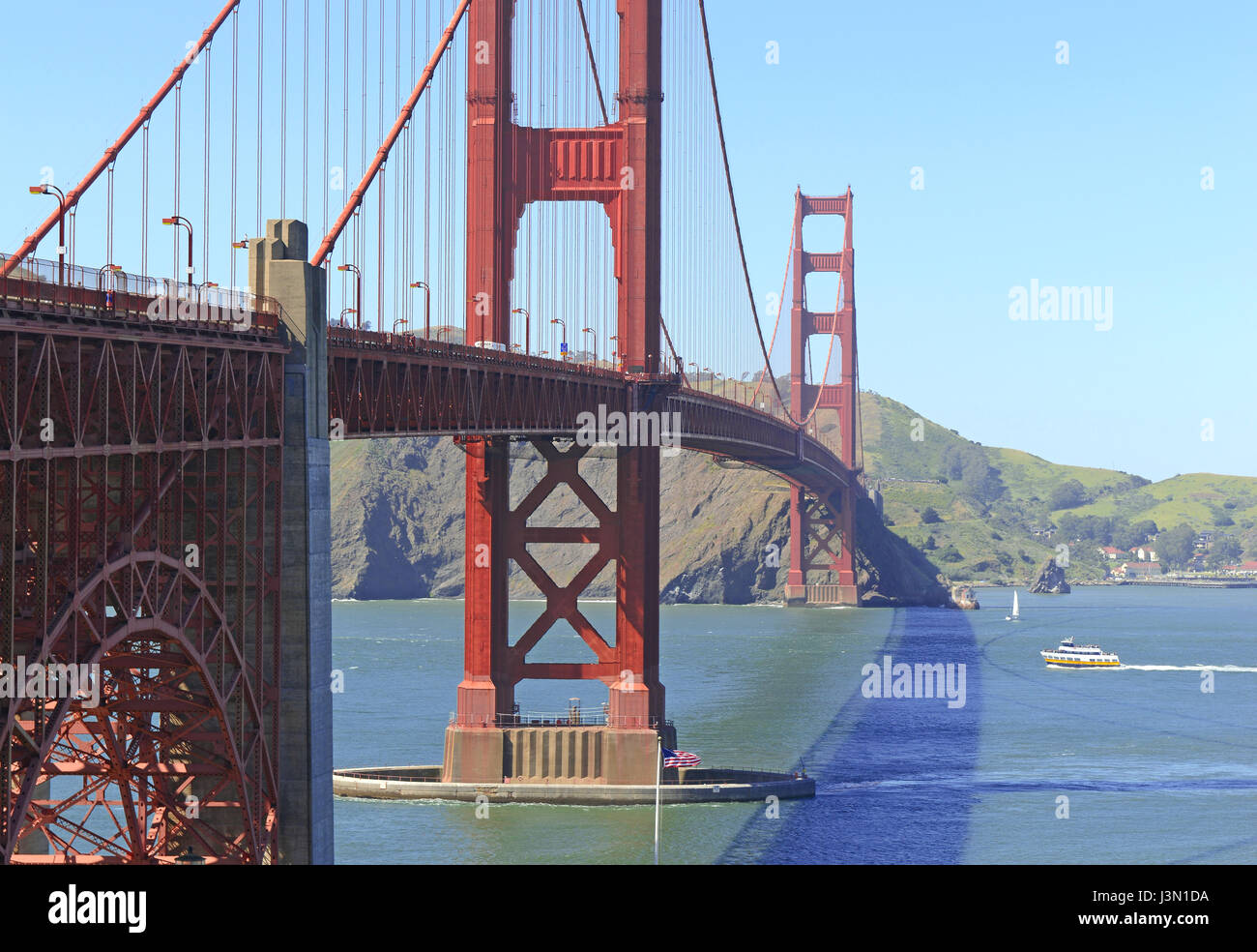 Il Golden Gate Bridge, prodigio di ingegneria della costruzione e punto di riferimento architettonico che vede entrambe le automobili e il traffico pedonale a San Fran Foto Stock