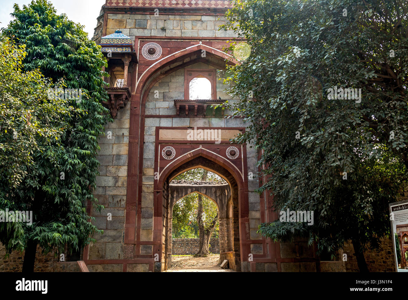 Tomba di Humayun arabo-sarai architettura di Mughal gateway con intricati intarsi. un sito patrimonio mondiale dell'UNESCO. Foto Stock