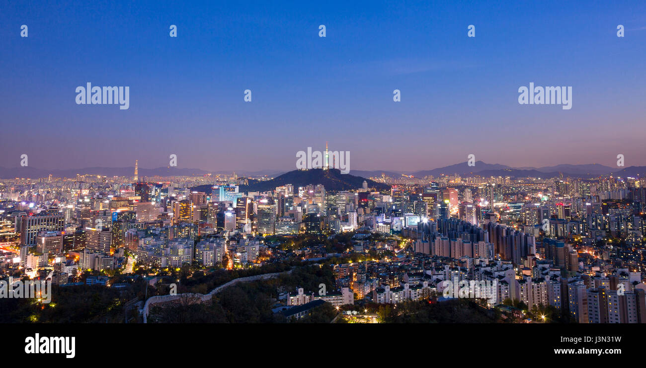 Vista notturna della città di Seoul. Foto Stock