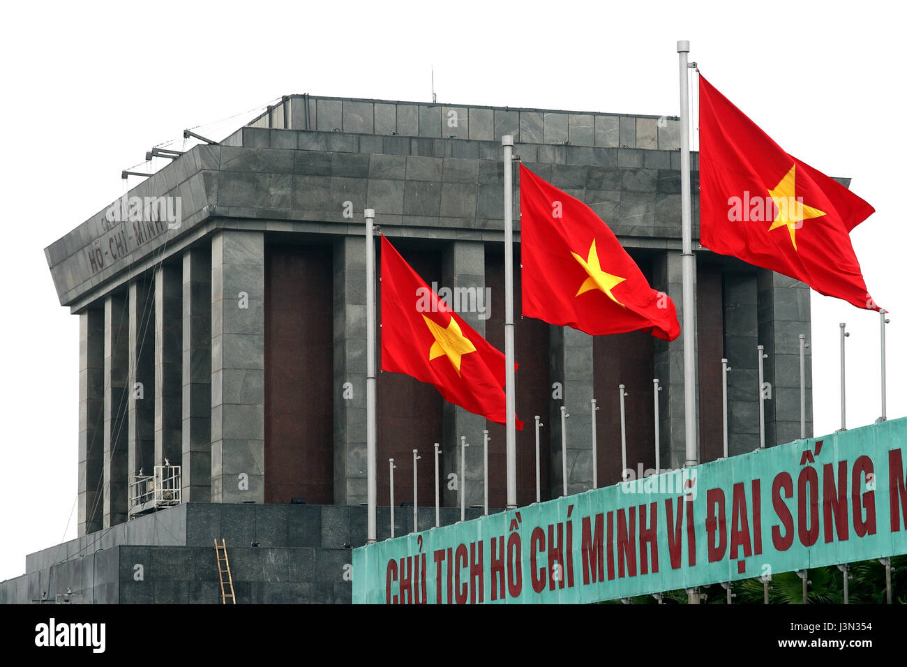 Il vietnamita bandiere nazionali volare a fianco il mausoleo di Ho Chi Minh ad Hanoi, Vietnam Foto Stock