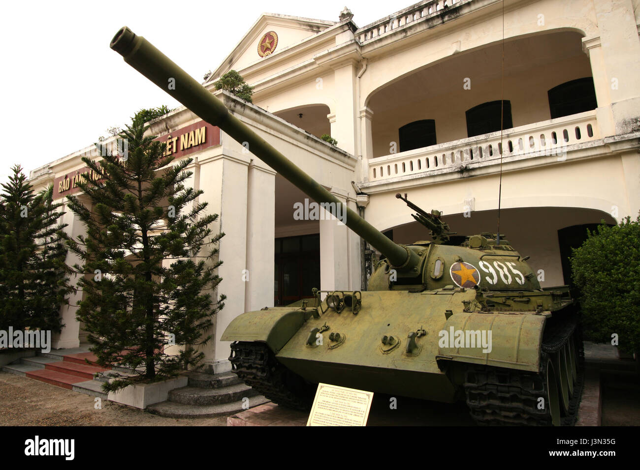 Un sovietico-realizzato T-54B serbatoio dell'esercito vietnamita del nord, utilizzato nella guerra americana, sorge al di fuori del Vietnam Museo della Storia Militare di Hanoi, Vietnam Foto Stock