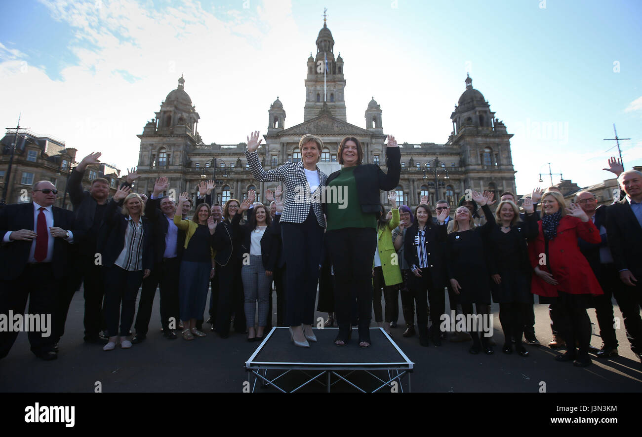 Primo Ministro Nicola storione (centro destra) con Susan Aitken, il nuovo leader del gruppo SNP su Glasgow City Council a una foto chiamata con SNP il nuovo gruppo del Consiglio in Glasgow's George Square per contrassegnare il partito della vittoria in Scottish elezioni locali. Foto Stock