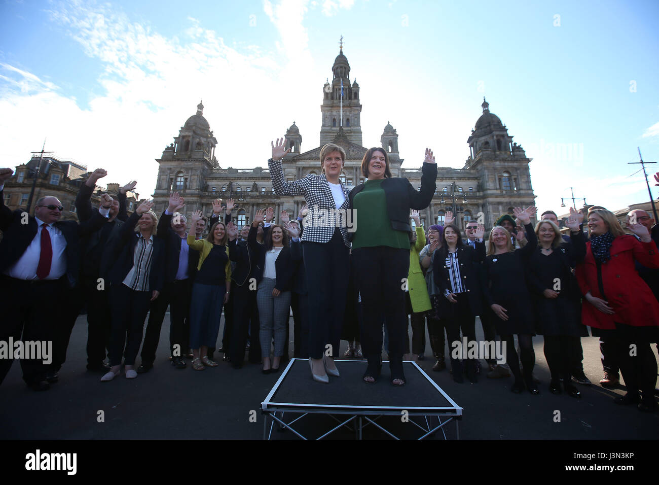 Primo Ministro Nicola storione (centro destra) con Susan Aitken, il nuovo leader del gruppo SNP su Glasgow City Council a una foto chiamata con SNP il nuovo gruppo del Consiglio in Glasgow's George Square per contrassegnare il partito della vittoria in Scottish elezioni locali. Foto Stock