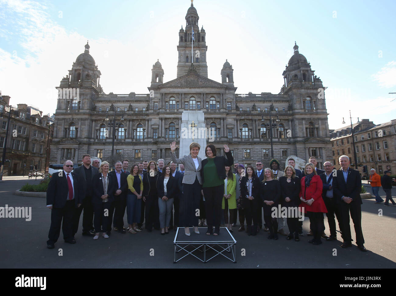 Primo Ministro Nicola storione (centro sinistra) con Susan Aitken, il nuovo leader del gruppo SNP su Glasgow City Council a una foto chiamata con SNP il nuovo gruppo del Consiglio in Glasgow's George Square per contrassegnare il partito della vittoria in Scottish elezioni locali. Foto Stock