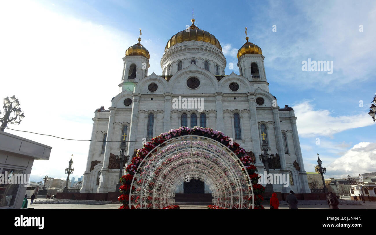 Vista panoramica della Cattedrale di Cristo Salvatore e il Patriarca Bridge, Mosca, Russia. Aprile, 24, 2017 Foto Stock