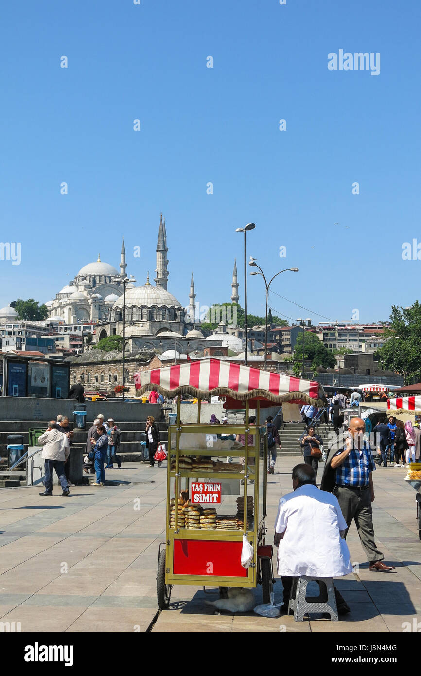 Istanbul, Turchia - 20 Maggio: Unidentified street distributore vende simits su una strada a Maggio 20, 2016, Istanbul, Turchia. Simit (Turco) è un pane di forma circolare, Foto Stock