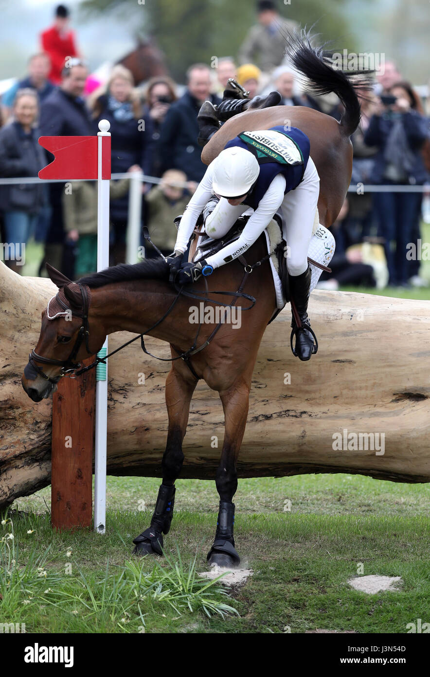 Gran Bretagna Willa Newton sulla possibilità osservazione rientra al recinto 15 durante il cross country fase sul giorno quattro del 2017 Badminton Horse Trials. Stampa foto di associazione. Picture Data: Sabato 6 Maggio, 2017. Vedere PA storia Badminton equestre. Foto di credito dovrebbe leggere: Andrew Matthews/PA FILO Foto Stock