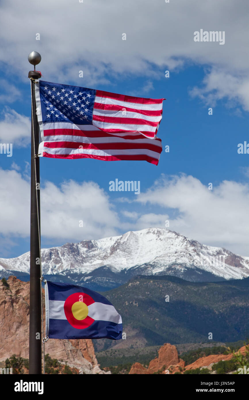 American e Colorado bandiera sventolare nel vento con Pikes Peak e il Giardino degli Dei in background Foto Stock