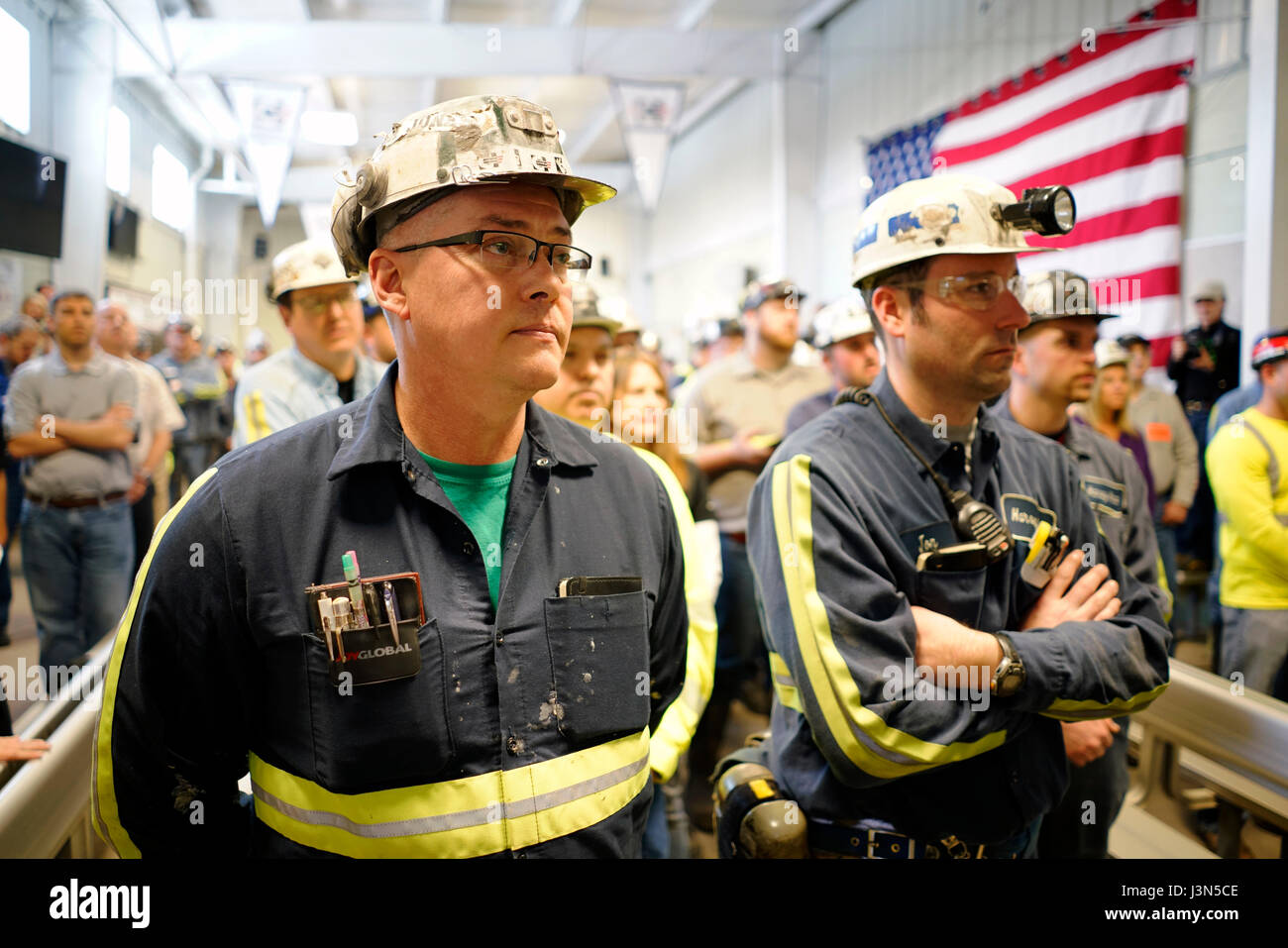 Minatori del carbone presso l'Harvey miniera di proprietà da CONSOL Energy ascoltare U.S. Agenzia per la protezione ambientale amministratore Pruitt Scott Aprile 13, 2017 in acero, Pennsylvania. Pruitt stava visitando la zona come parte del suo back-to-Basics Agenda la promozione del carbone come fonte di energia. Foto Stock