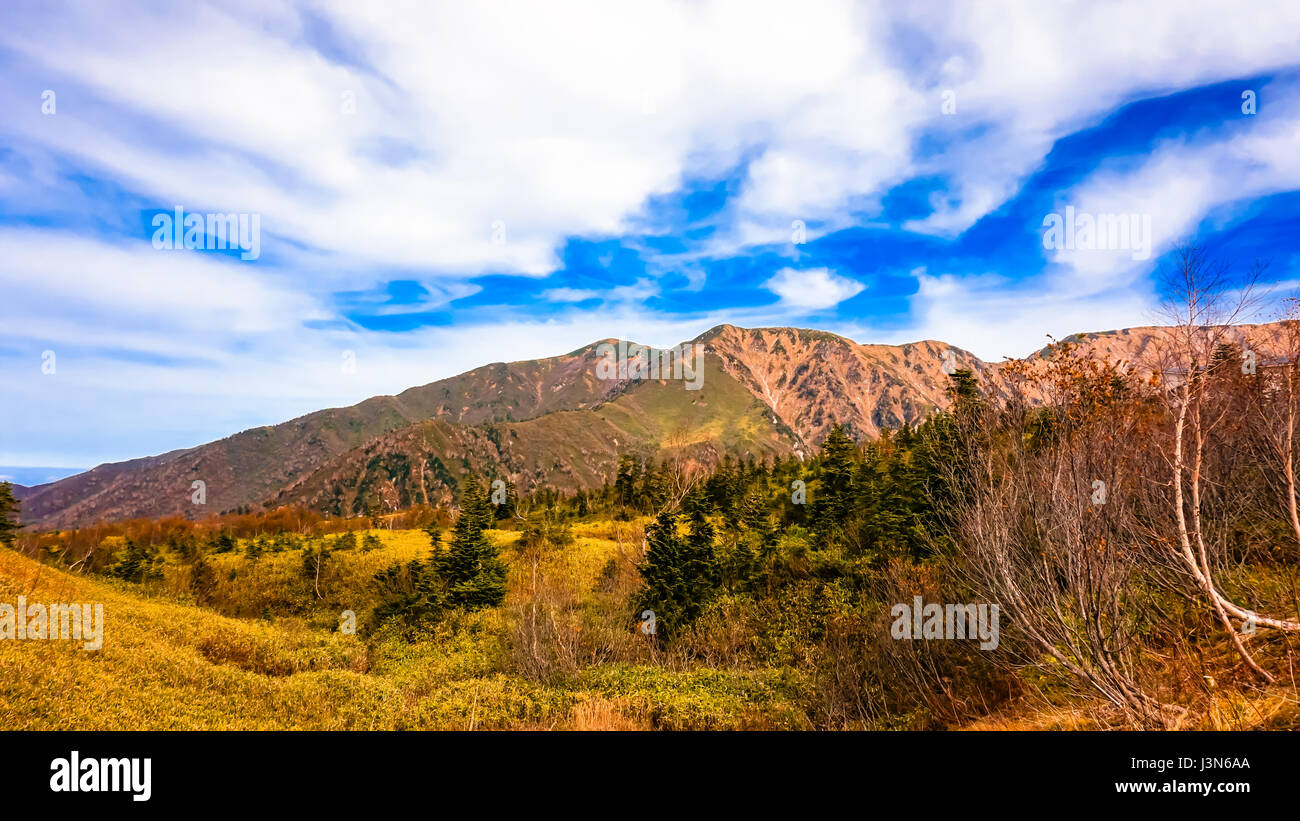 Montagna con cielo blu in Giappone itinerario alpino Foto Stock