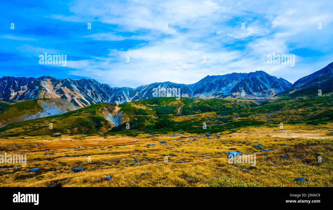 Montagna con cielo blu in Giappone itinerario alpino Foto Stock