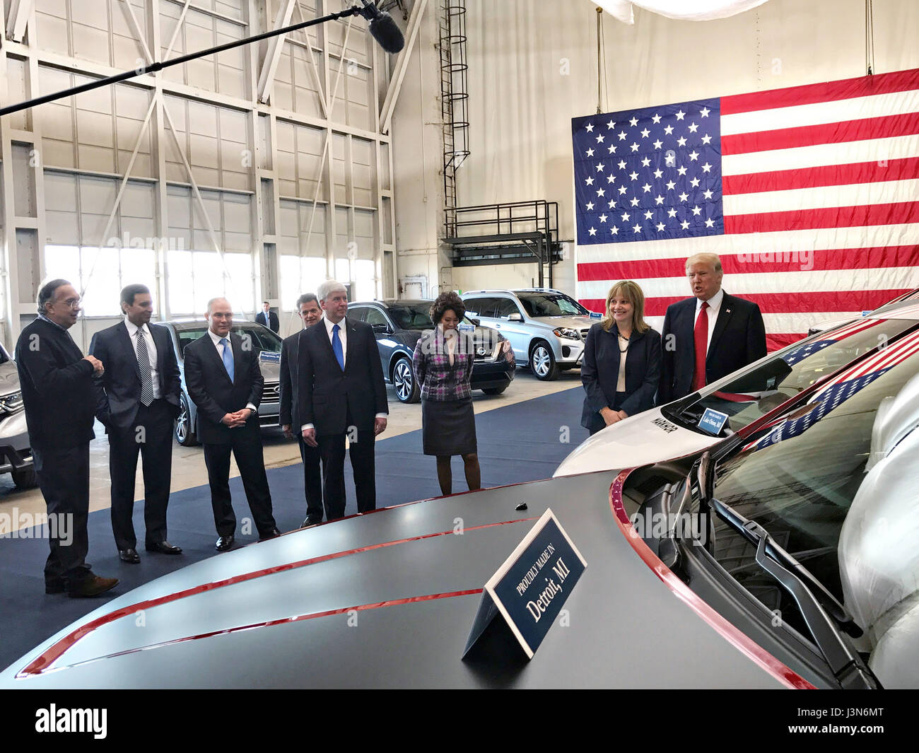 Stati Uniti Presidente Donald Trump panorami nuovi modelli di automobili con General Motors CEO Maria Barra durante un tour del centro americano di mobilità Marzo 15, 2017 in Ypsilanti Township, Michigan. Da sinistra sono: Fiat Chrysler CEO Sergio Marchionne, Ford CEO Mark Fields, EPA Amministratore Pruitt Scott, Michigan Gov. Rick Snyder e Trasporti Segretario Elaine Chao. Foto Stock