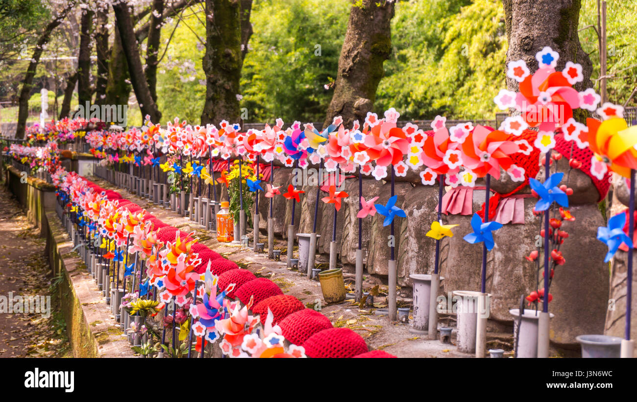 Jizo sculture giapponesi presso il Tempio Zojoji in primavera a Tokyo Giappone Foto Stock