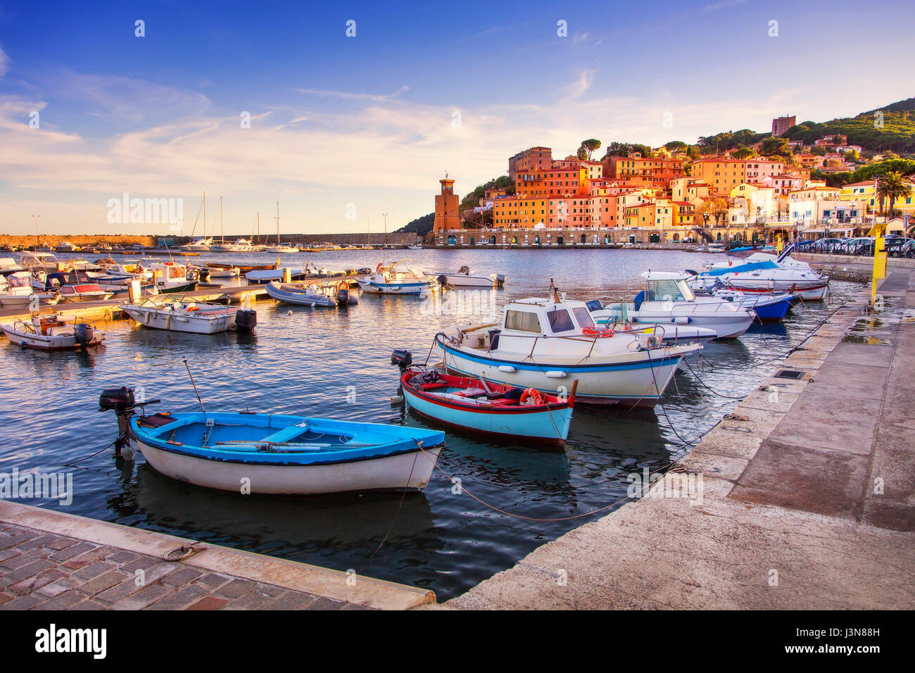 Isola d'Elba, Rio Marina Village baia. Marina, barche e il faro. Toscana, Italia, Europa. Foto Stock