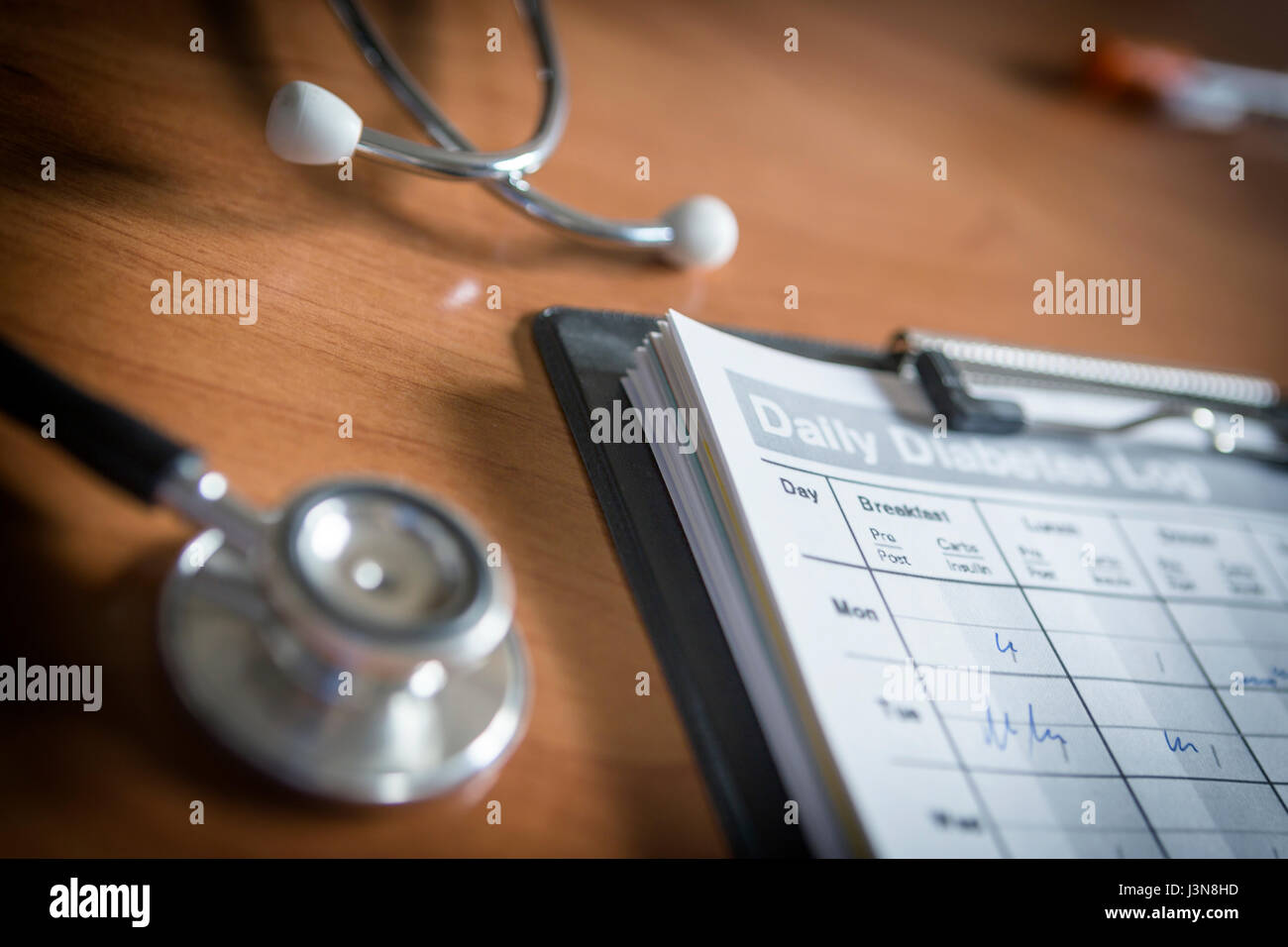 Valigetta di analisi cliniche e estenoscopio sul tavolo di legno, il concetto di analisi cliniche Foto Stock