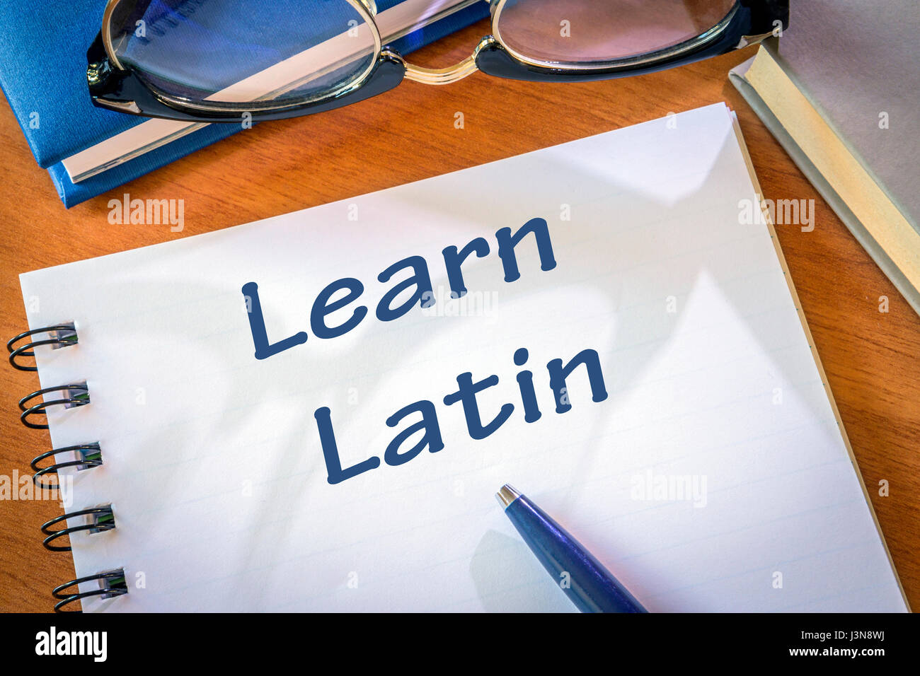 Imparare il latino scritto in un blocco note. Il concetto di istruzione Foto Stock